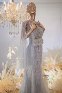 顯瘦媽媽禮服設計：運用斗篷剪裁修飾手臂線條，打造優雅修身效果