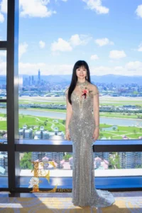 婚禮主婚人進場盛裝：艾莉禮服大氣銀色珠工款式，讓媽媽在婚禮現場優雅登場