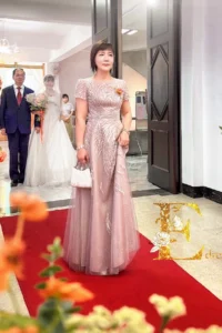 主婚人迎賓造型建議：修身 A-Line 媽媽禮服，讓媽媽在婚宴中活動自如且不失端莊