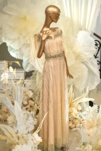 年輕婆婆禮服推薦：優雅包肩設計，完美修飾手臂與身型