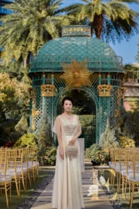 艾莉禮服-維多利亞酒店戶外婚禮穿搭，香檳金輕型絲光禮服在自然光下極致顯白。