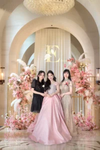 艾莉禮服-萬豪酒店迎賓長廊新娘合影，適合現代感珠工長版禮服，打造年輕優雅的媽媽形象