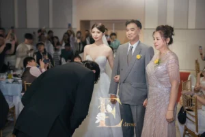 艾莉禮服-茹曦酒店儀式場景，乾燥粉手工亮片禮服，與新娘合照色調優雅和諧，適合感性交手儀式