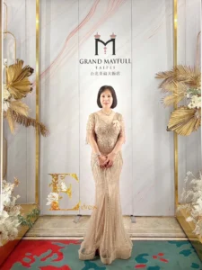 艾莉禮服-台北美福大飯店實景客照，金色手工蕾絲禮服展現貴氣主婚人風範