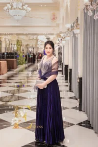 艾莉禮服-新莊典華宴會廳拍攝，深寶藍色亮片禮服，搭配披肩修飾手臂，視覺顯瘦且高貴大方