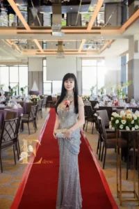 艾莉禮服-萬豪酒店紅毯媽媽實拍照，銀色亮片滿版手工禮服，V領設計修飾臉型，主婚人宴客首選