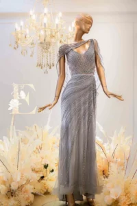 艾莉禮服：奢華手工珠工斗篷禮服，精緻珠鑽在婚宴燈光下更顯尊貴。