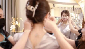 艾莉禮服台北桃園媽媽禮服出租:4 步完成專屬試穿,帶您穿出優雅氣質! 4 台北桃園媽媽禮服出租服務:門市禮秘協助媽媽配戴精緻耳環與飾品造型