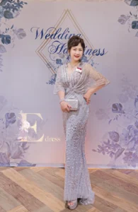 矮個子主婚人晚禮服推薦-深V領搭配披肩修飾剪裁拉長身形比例-艾莉禮服