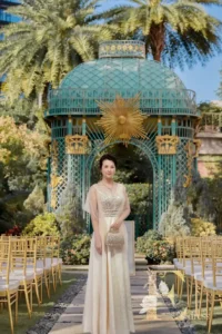 艾莉禮服：西式室內婚禮主婚人禮服展示，香檳金奢華亮片卡肩晚禮服，修身顯瘦、氣場十足