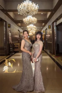 媽媽禮服顏色怎麼選?親家母、丈母娘婚禮衣服顏色避忌與搭配大公開 3 台北五星級飯店婚宴長輩裝指南,精緻灰色珠飾馬甲禮服與魚尾裙,襯托親家母不凡身分。