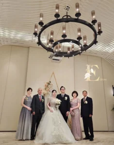 媽媽禮服顏色怎麼選?親家母、丈母娘婚禮衣服顏色避忌與搭配大公開 1 媽媽禮服顏色怎麼選?男女方媽媽挑選挺版高質感緞面與蕾絲晚裝,在華麗婚宴會場盡顯雍容華貴。