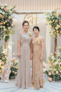 媽媽禮服顏色怎麼選?親家母、丈母娘婚禮衣服顏色避忌與搭配大公開 2 婚禮媽媽衣服顏色避忌與搭配大公開:香檳金與煙燻粉紫交織,打造大器不撞色的現代漂亮媽媽裝。