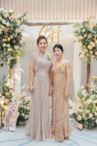 主婚人婆婆與岳母分別穿著香檳金與銀粉色珠工禮服，完美呈現同調不同色的撞色協調效果