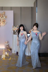 媽媽禮服顏色怎麼選?親家母、丈母娘婚禮衣服顏色避忌與搭配大公開 5 主婚人進場戰袍推薦:兩位媽媽身穿艾莉禮服銀絲細閃亮片修身晚裝,在萬豪酒店婚禮展現名媛風采與高貴氣場。