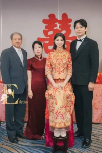 文定媽媽禮服推薦，訂婚媽媽穿酒紅色正式禮服與新人合照