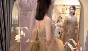 婆婆和岳母禮服可以穿同色嗎?婚禮媽媽禮服配色原則與穿搭建議 3 婆婆和岳母挑選相近色系媽媽禮服,試穿時比較顏色與款式避免造型過於相似