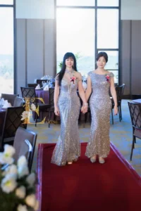 婆婆和岳母禮服可以穿同色嗎?婚禮媽媽禮服配色原則與穿搭建議 2 婆婆和岳母以銀色系媽媽禮服搭配,不同款式設計讓婚禮同色穿搭協調又有區別