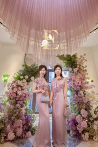 婆婆和岳母禮服可以穿同色嗎?婚禮媽媽禮服配色原則與穿搭建議 4 婆婆和岳母穿相近粉色媽媽禮服,以不同剪裁與花紋搭配呈現協調的婚禮媽媽穿搭