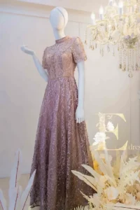 高圓領媽媽禮服乾燥玫瑰粉蕾絲長禮服，柔和典雅適合婚宴穿搭
