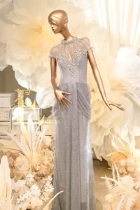 圓領透膚蕾絲媽媽禮服，修飾身形主婚人禮服穿搭範例，呈現端莊、優雅的氣質