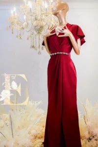 V領媽媽禮服酒紅色交叉領短袖禮服，修飾臉型並展現端莊氣質
