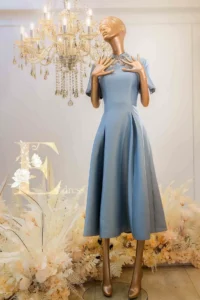 婚禮媽媽旗袍領改良式禮服：霧藍色領口水鑽領飾 A 字中長裙，修飾身材又顯端莊。