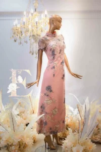 婚禮媽媽旗袍推薦：乾燥粉蕾絲透膚花朵刺繡長旗袍，氣質溫婉柔美。