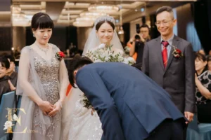 珠工媽媽禮服拍照為什麼更有質感?5大原因一次看懂 3 銀色重珠工媽媽禮服於婚宴儀式中呈現立體珠飾細節