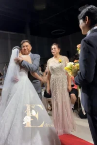 為什麼婚禮媽媽禮服都推薦珠工款?5大原因一次看懂 5 婚禮儀式中媽媽穿銀粉色珠工禮服陪伴新人,展現主婚媽媽正式婚禮造型