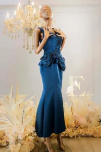 深藍色魚尾型媽媽禮服展現俐落腰身比例