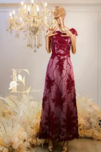 酒紅色刺繡媽媽禮服，立體花卉刺繡搭配長版剪裁適合正式晚宴