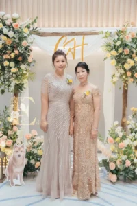為什麼婚禮媽媽禮服都推薦珠工款?5大原因一次看懂 1 兩位婚禮媽媽分別穿銀色與香檳金珠工禮服,展現主婚人正式優雅的婚宴穿搭