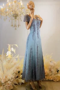 灰藍色刺繡媽媽禮服，葉片刺繡紋理由肩部延伸至裙身展現修長線條