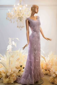 淡紫色刺繡媽媽禮服，細緻刺繡結合珠工裝飾展現優雅華麗的主婚人造型