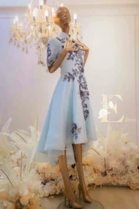 淺藍色刺繡媽媽禮服，高領設計搭配局部花卉刺繡與不規則裙擺