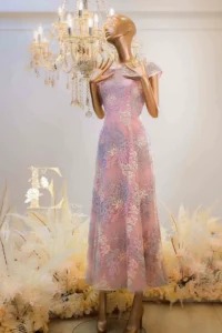 粉色花卉刺繡媽媽禮服，滿版細緻刺繡展現柔美優雅的婚宴穿搭