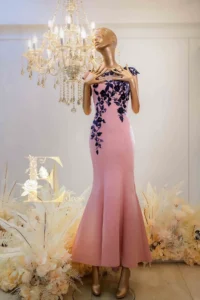 粉色魚尾媽媽禮服搭配深色花卉珠工設計