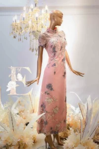 粉紫色刺繡旗袍媽媽禮服，細緻花卉刺繡展現文定與婚宴的東方優雅感