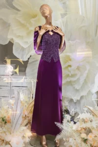 紫色亮片媽媽禮服，上身細緻亮片搭配素面長裙呈現高雅層次感