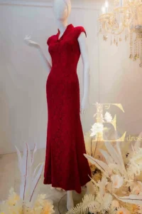 紅色蕾絲媽媽禮服，中式立領搭配修身長版剪裁，適合文定與喜氣婚宴場合