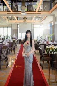 為什麼婚禮媽媽禮服都推薦珠工款?5大原因一次看懂 2 婚禮媽媽穿銀色珠工禮服出席飯店婚宴,珠工在宴會廳燈光下呈現細緻光澤
