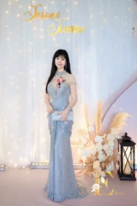 珠工媽媽禮服拍照為什麼更有質感?5大原因一次看懂 2 銀藍色珠工媽媽禮服在婚禮燈光下呈現閃耀光澤