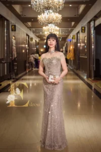 為什麼婚禮媽媽禮服都推薦珠工款?5大原因一次看懂 6 銀色重珠工媽媽禮服實穿,立體珠工與修身剪裁展現婚宴禮服華麗質感