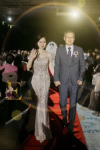 為什麼婚禮媽媽禮服都推薦珠工款?5大原因一次看懂 7 主婚人爸爸媽媽牽手進場,媽媽穿珠工禮服在婚宴聚光燈下展現正式隆重感