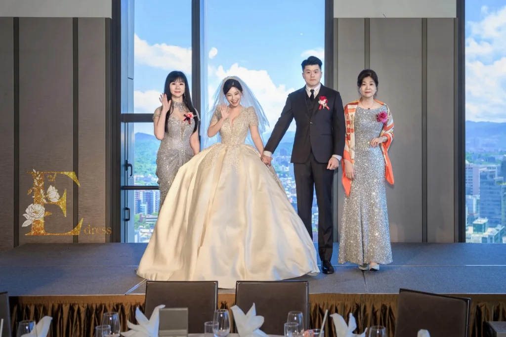 台北萬豪酒店婚宴實況：艾莉禮服銀色珠工媽媽裝，展現大器主婚人風範