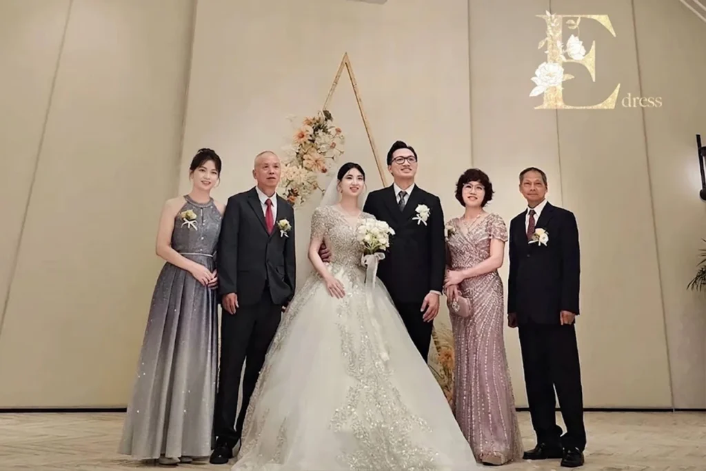 台北飯店婚禮男女雙方主婚人服裝穿搭，新娘媽媽身著優雅紫羅蘭色禮服，完美符合婚宴正式禮節。